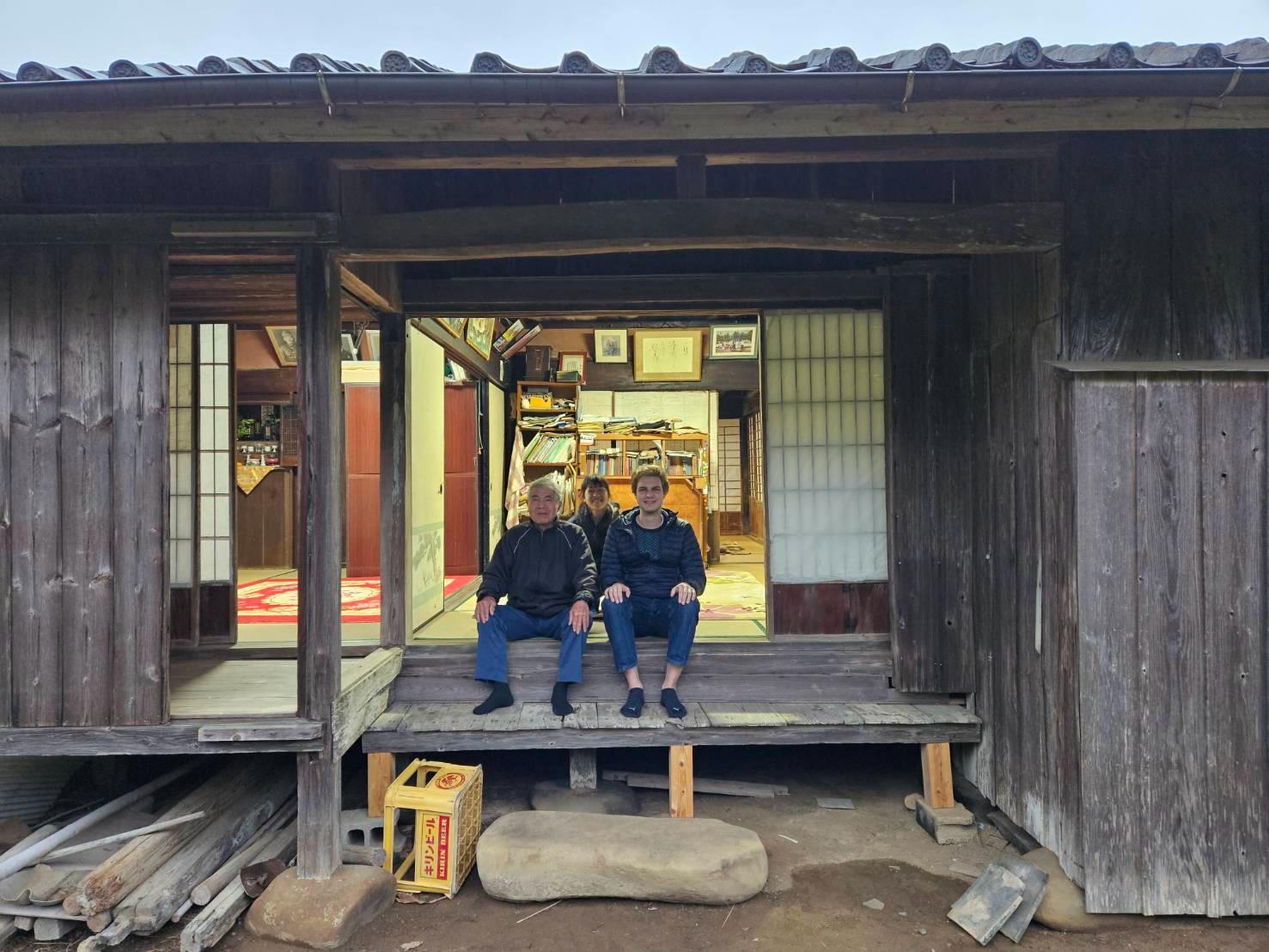 Azubi im Auslandspraktikum in Japan mit zwei Gesellen