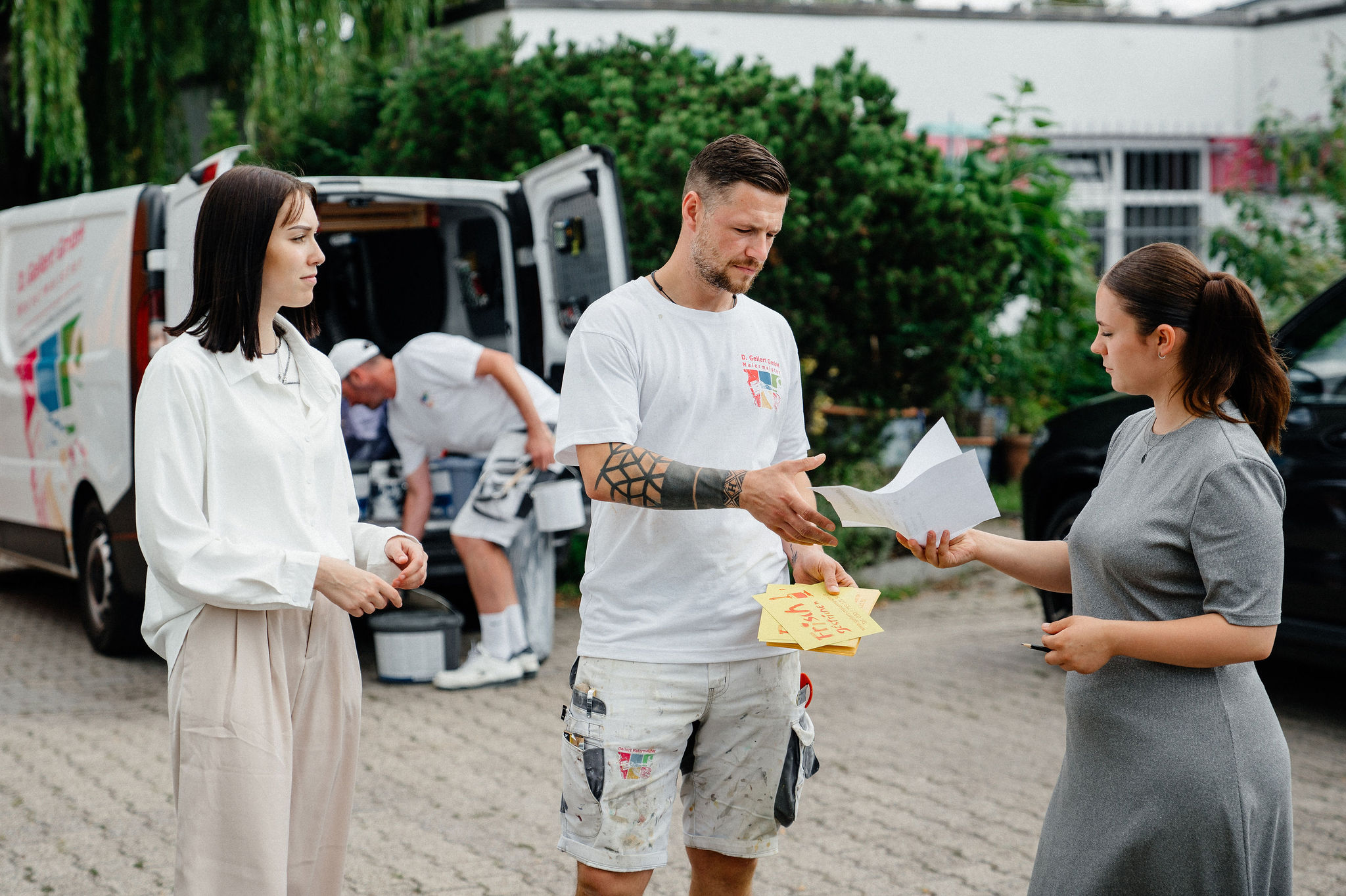 Auszubildende und Fachkräfte besprechen einen Kundenauftrag